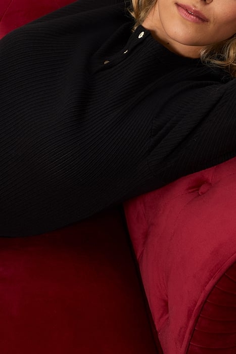 BLACK BUTTONED ROUND NECK T-SHIRT 6