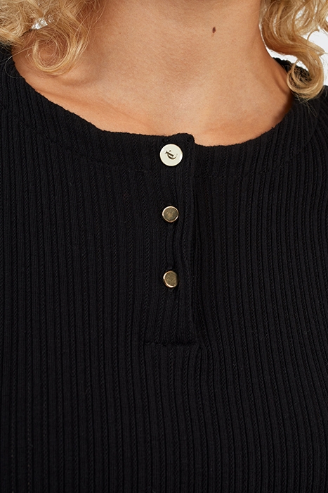 BLACK BUTTONED ROUND NECK T-SHIRT 5