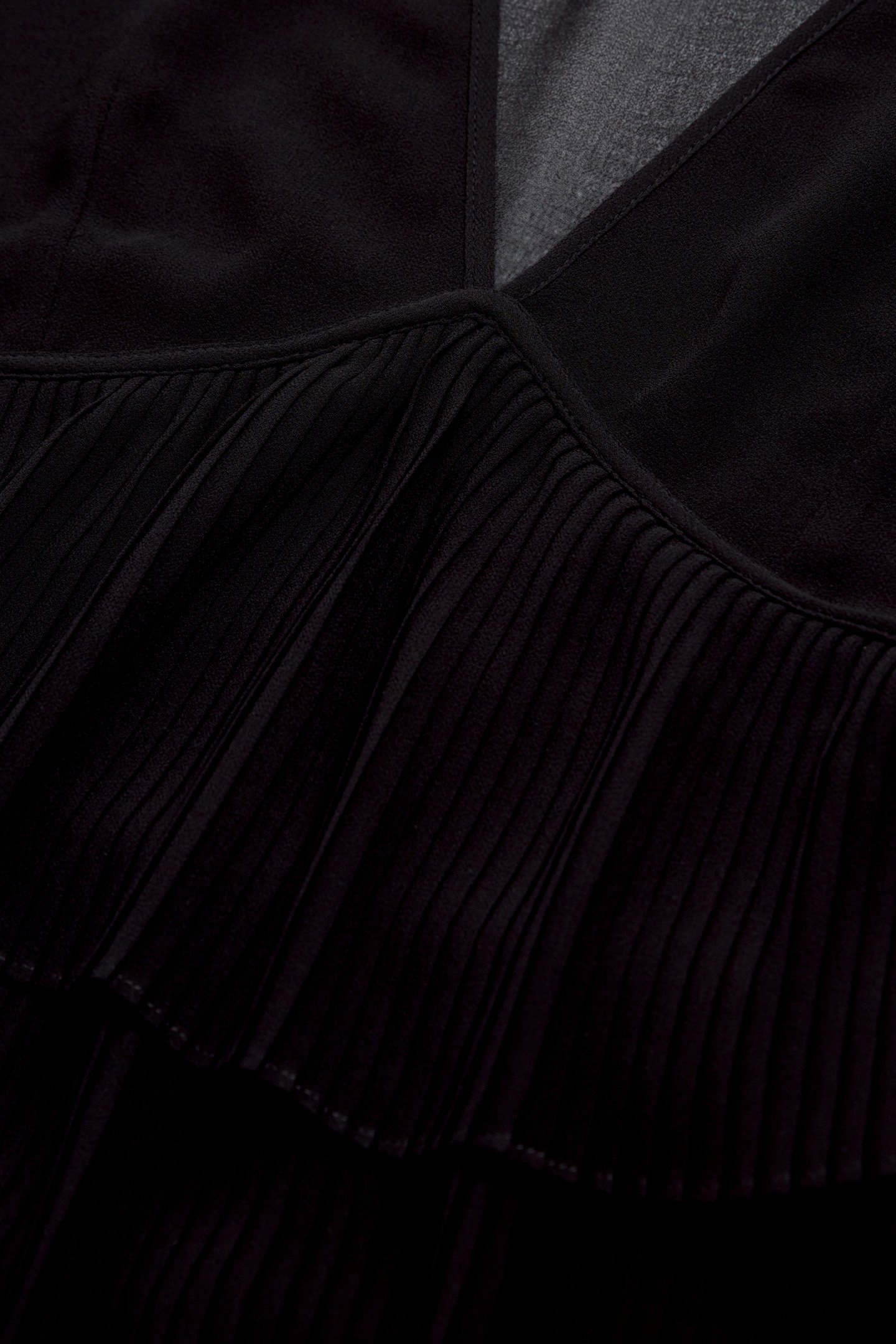 LONG-SLEEVED TOP WITH A V-NECK BLACK 7