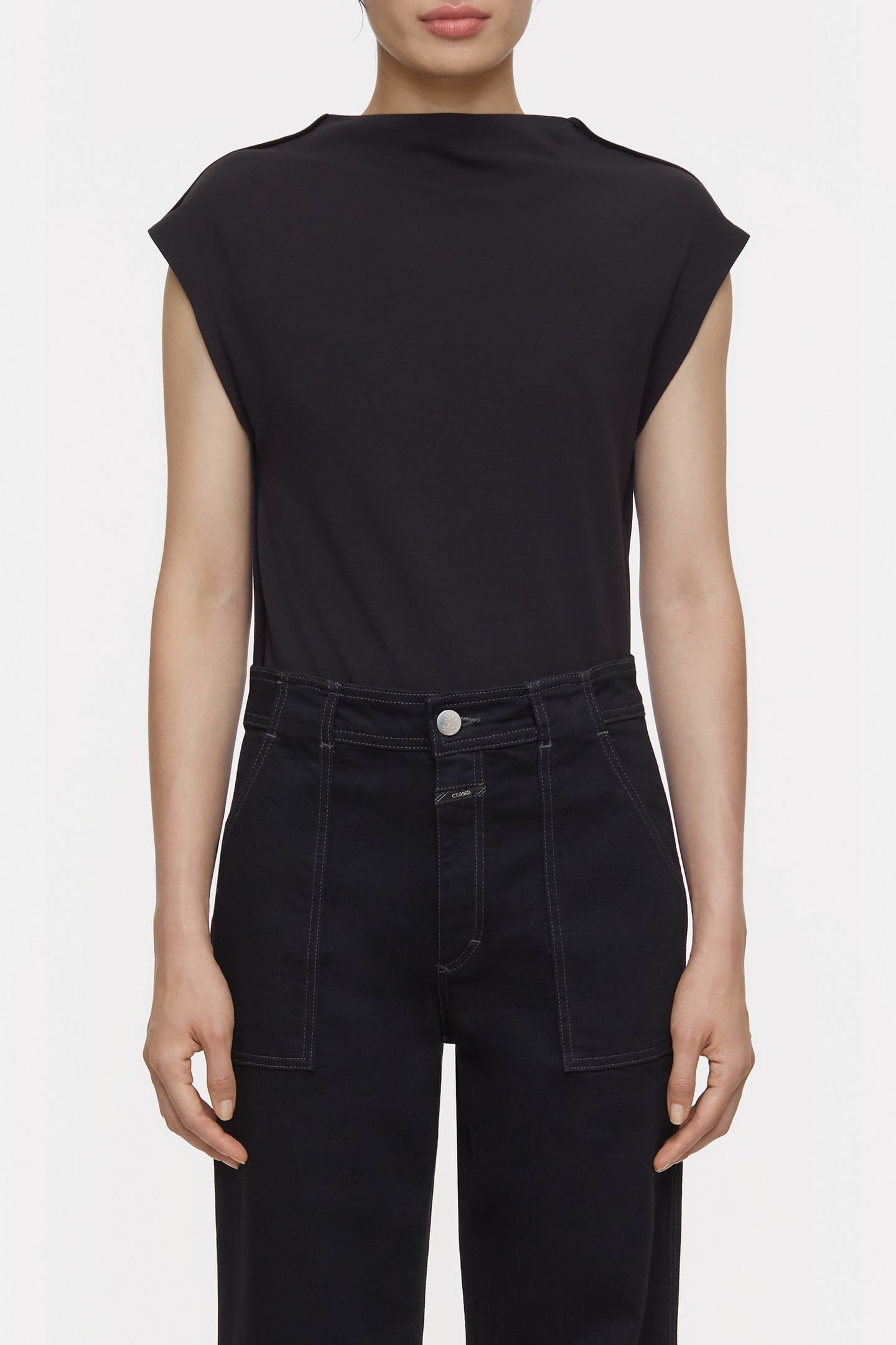 STRAIGHT NECK SLEEVELESS T-SHIRTS BLACK 1