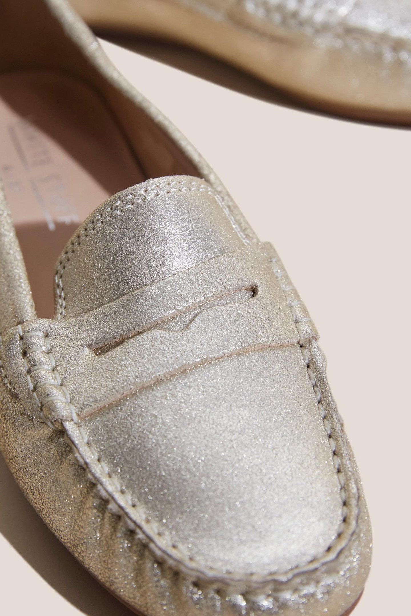 LEATHER DRIVING MOCCASIN GOLD TONE METALLIC 7