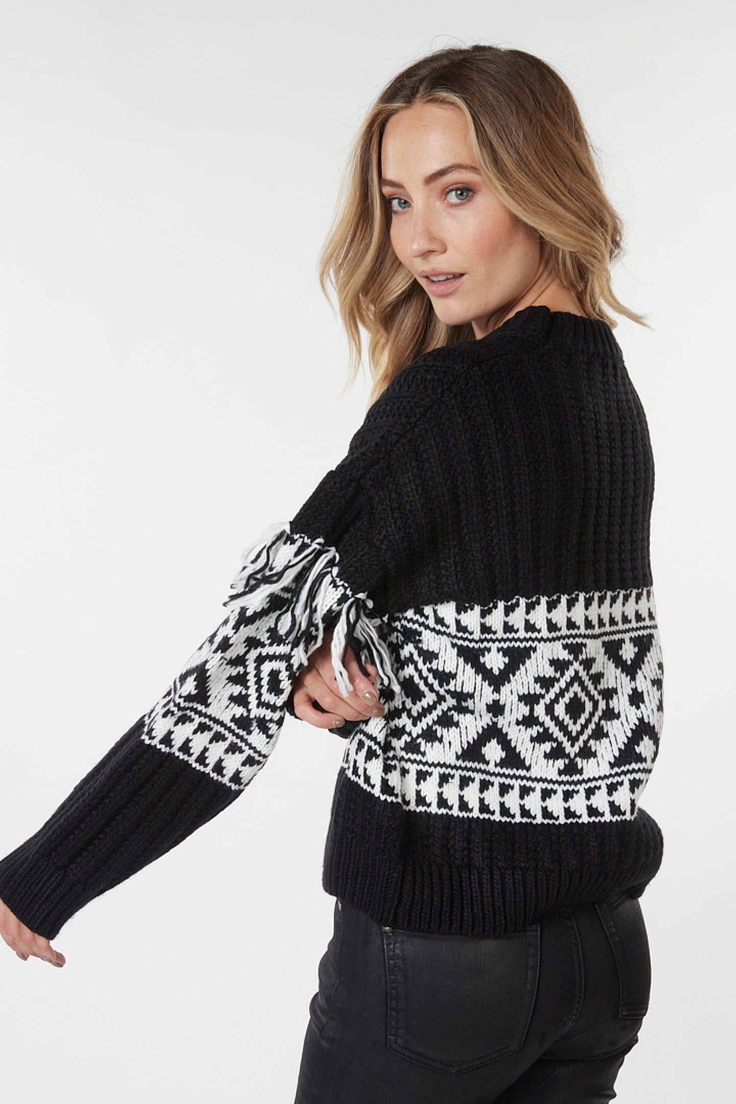 SWEATER JACQUARD FRINGES BLACK / WHITE 6